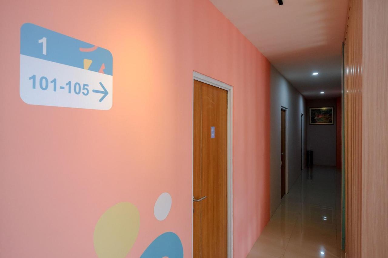 Sans Hotel Tiga Putri Semarang By Reddoorz Exteriör bild
