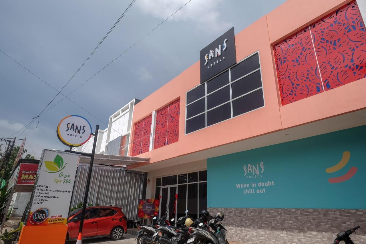 Sans Hotel Tiga Putri Semarang By Reddoorz Exteriör bild
