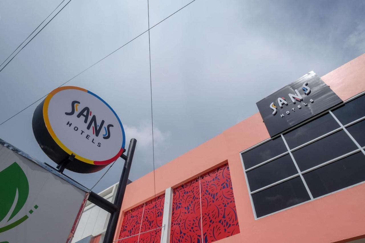 Sans Hotel Tiga Putri Semarang By Reddoorz Exteriör bild