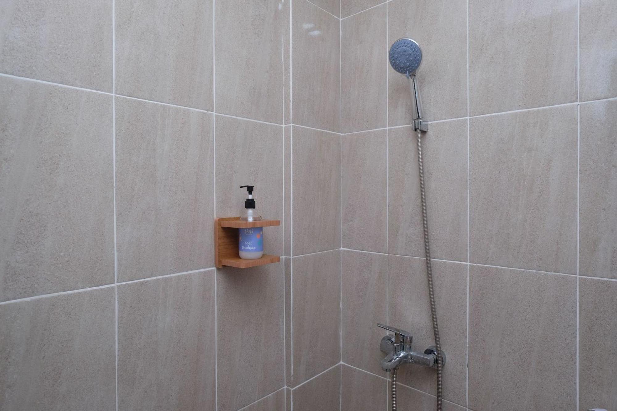 Sans Hotel Tiga Putri Semarang By Reddoorz Rum bild